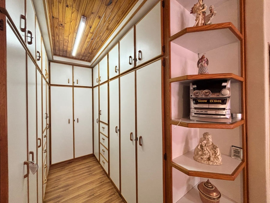 5 Bedroom Property for Sale in Flamwood North West